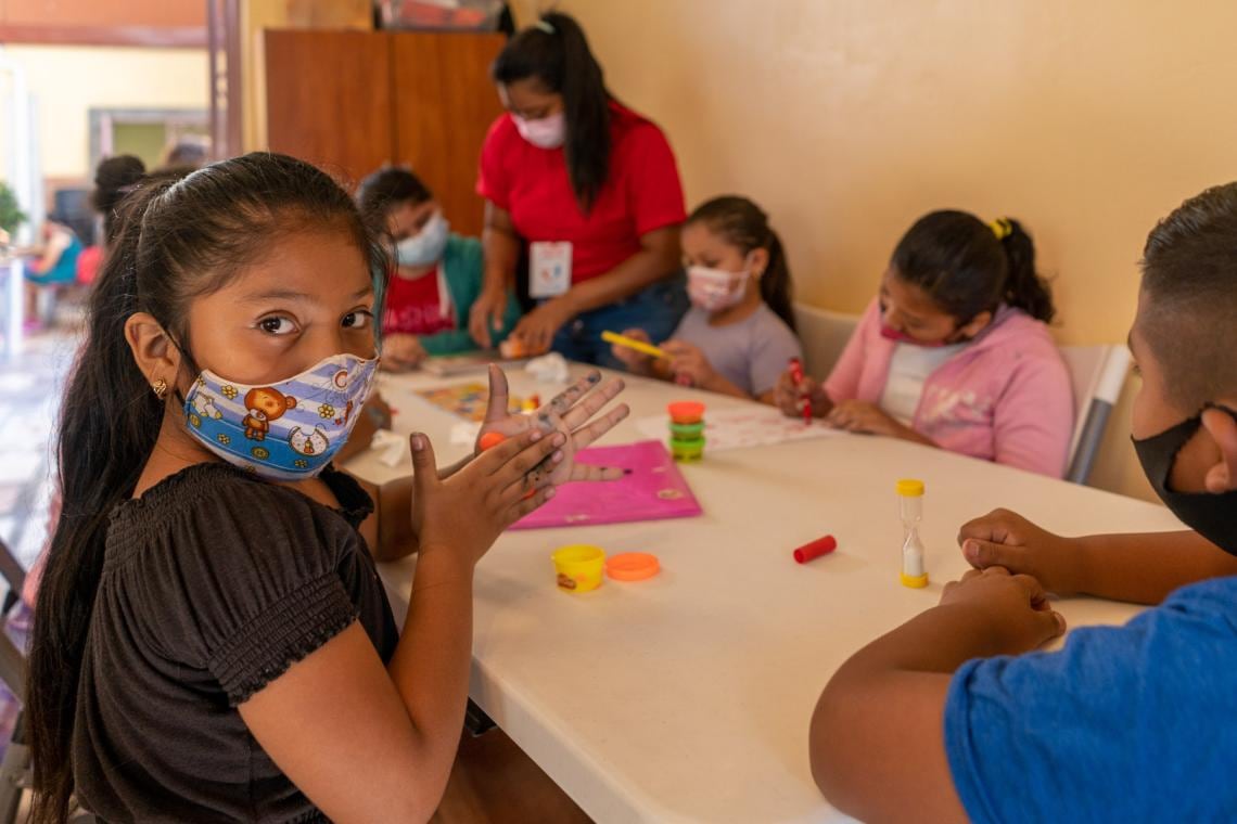 Para que no haya más familias migrantes durmiendo en la calle mientras deciden si se quedan en el país o pasan a otro y con el fin de darles herramientas para la protección y el desarrollo integral a los niños, adolescentes y sus familias, en estado de vulnerabilidad, Costa Rica abrió los dos primeros Espacios Seguros temporales en la Gran Área Metropolitana