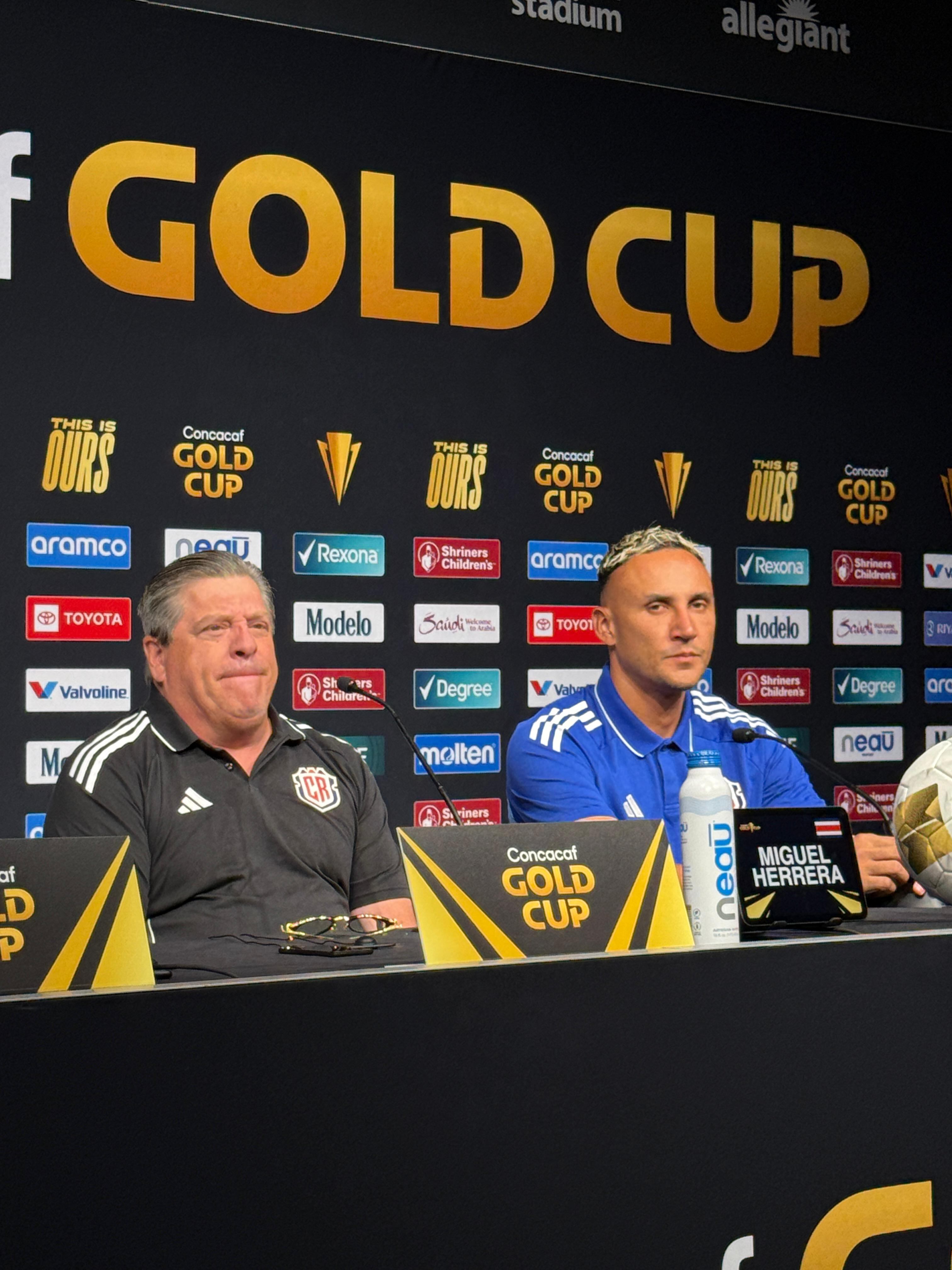 Miguel Herrera atendió a los medios junto a Keylor Navas antes del partido ante México.