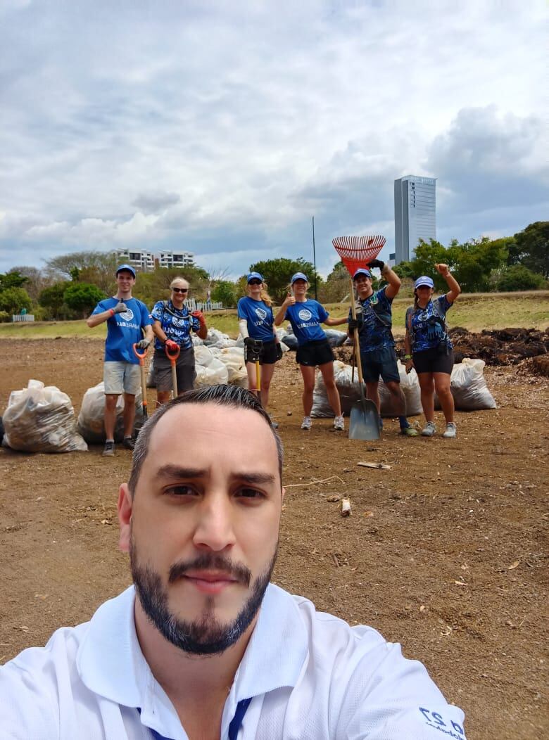 En este mes de marzo, por primera vez, se han unido cuatro instituciones que lograron el permiso del Instituto Costarricense del Deporte y la Recreación (Icoder) para poder meterle mano con la limpieza al lago. Esas instituciones son: la concesionaria Globalvia Ruta 27, Soporte Vital de Costa Rica, la organización de conservación ambiental MareBlu y el departamento de Juventud de la Cruz Roja Costarricense