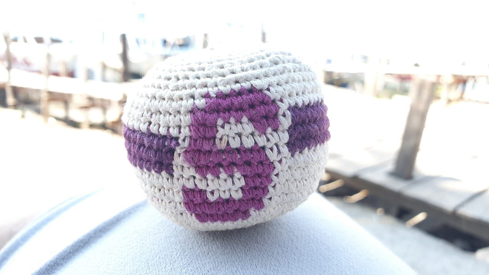 Ronny González, morado que compró una bolita con la S hecha por un artesano guatemalteco. Cortesía.