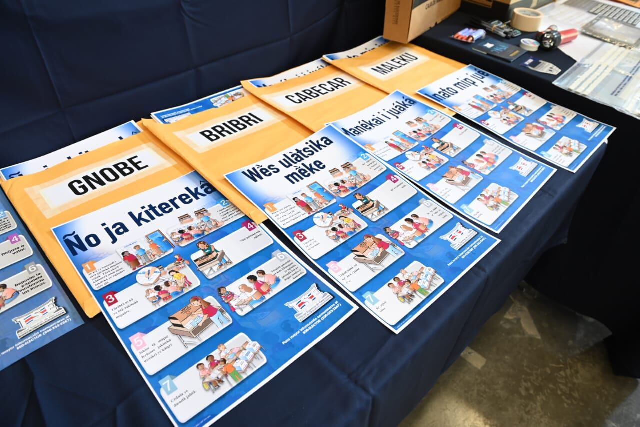 El Tribunal Supremo de Elecciones preparó material con información electoral en el idioma de los territorios indígenas costarricenses.