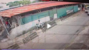 Video: Sicarios chocan a motociclista y luego lo asesinan a balazos a plena luz del día