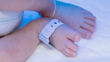 Bebé de año y medio muere al ser dejado en el carro mientras su papá bebía licor y se cortaba el pelo