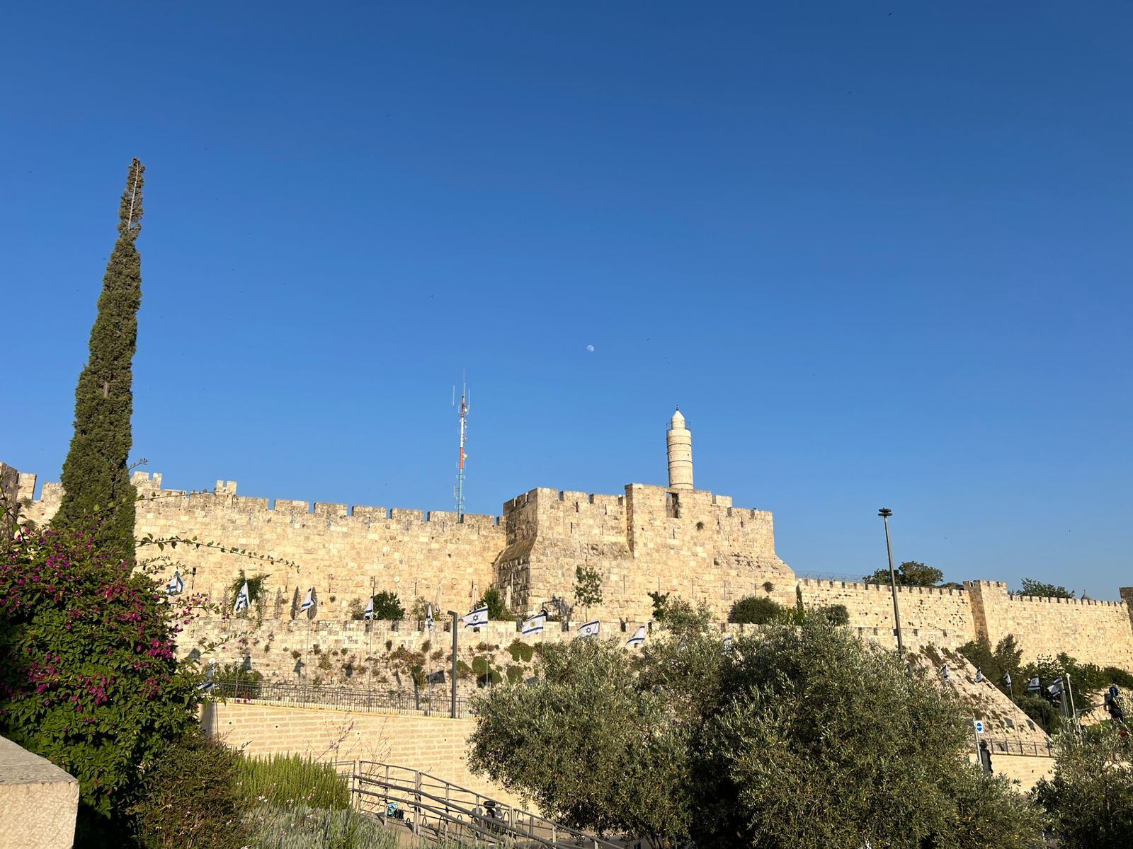 Los costarricenses Ronald Sancho, su esposa Susan Torres y sus dos hijos sufren de los bombardeos en Jerusalen. Fotos: Autorizadas por Ronald Sancho para LT