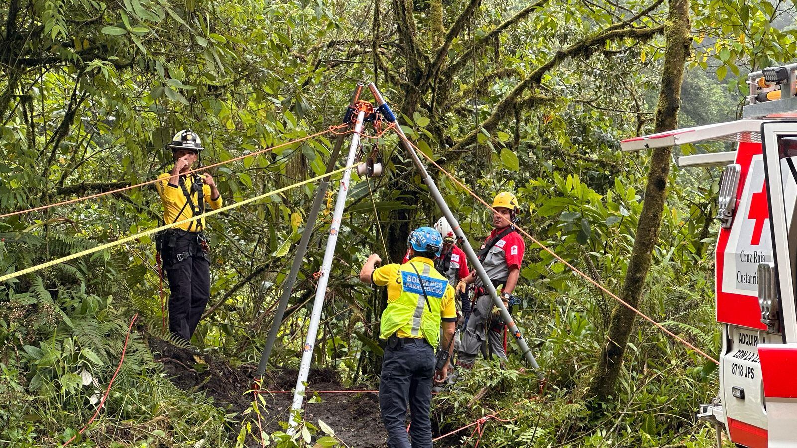 El cuerpo de bomberos se mantiene atendiendo el accidente.