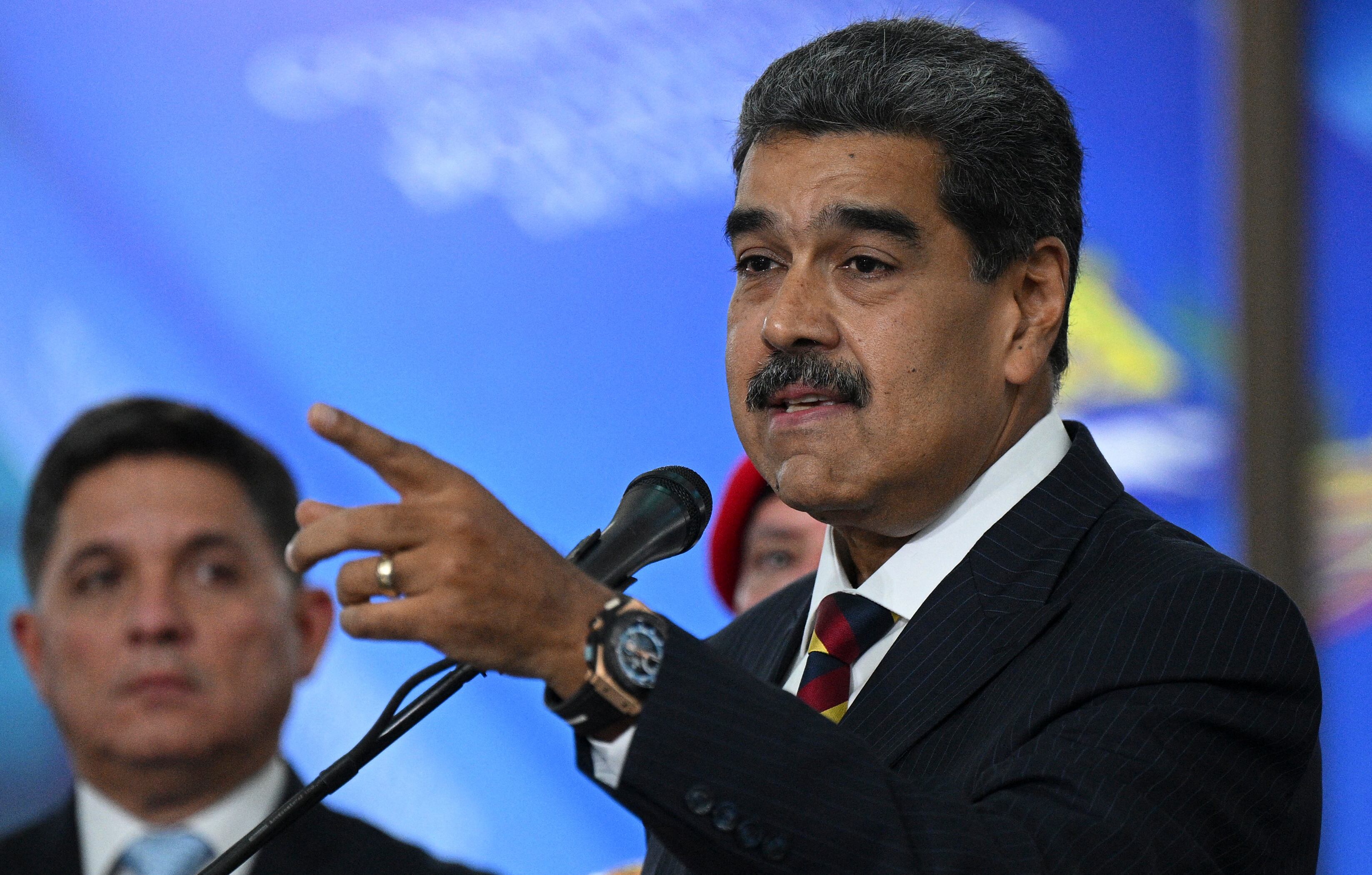 Maduro exige justicia severa tras protestas por su reelección, que resultaron en 25 muertos y 192 heridos. Oposición denuncia fraude y busca mediación internacional.