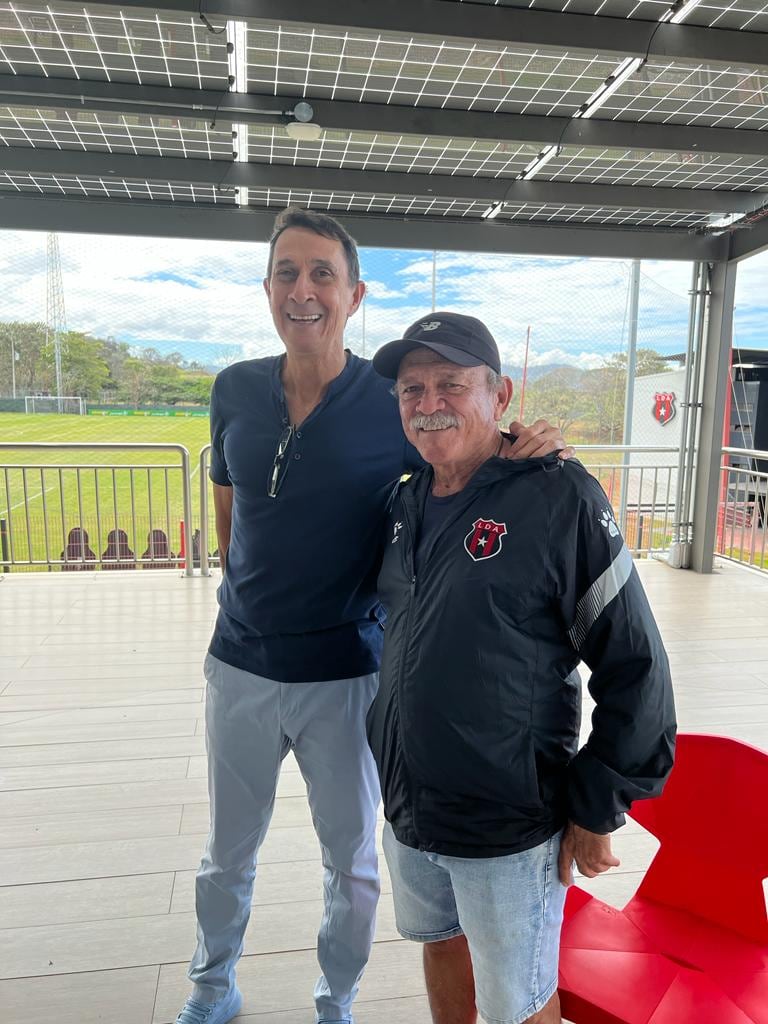 Alexandre Guimaraes estuvo hace unos meses de visita por el Centro de Alto Rendimiento de Alajuelense y saludó a Quique Vásquez.