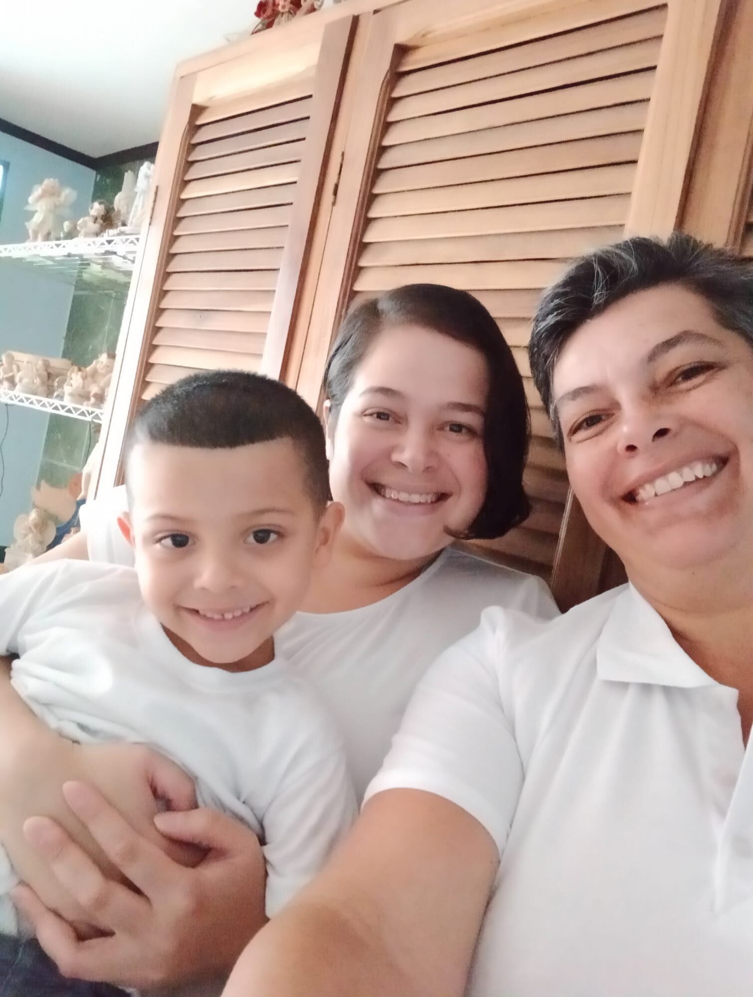 Daniela Portilla Fernández, de 28 años de edad, es orientadora en el Colegio Técnico Profesional (CTP) de Acosta, en la foto sale con su mamá, Gabriela Fernández y el sobrino de 5 años, Elian Mora, vestidos de blanco apoyando la campaña "Frená la ola".