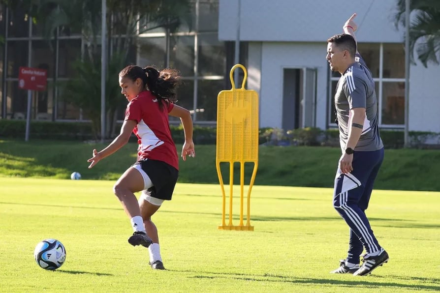 Edgar Rodríguez se sumó a los trabajos de la Selección Femenina. Prensa Fedefútbol.