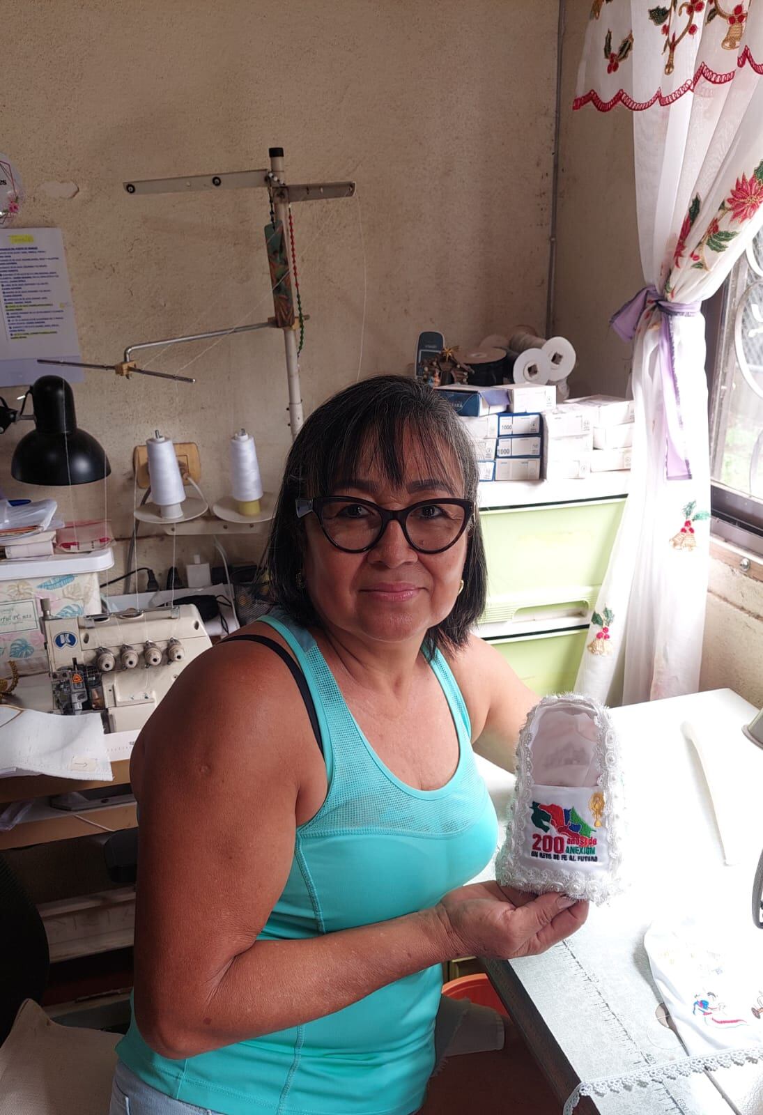 Ingrid Cortés Gutiérrez, vecina de Cartagena de Santa Cruz, Guanacaste, tiene una fe que le cabe en el corazón y en las puntadas. En el 2024 participó para vestir a la Negrita, no ganó, pero recibió bendición