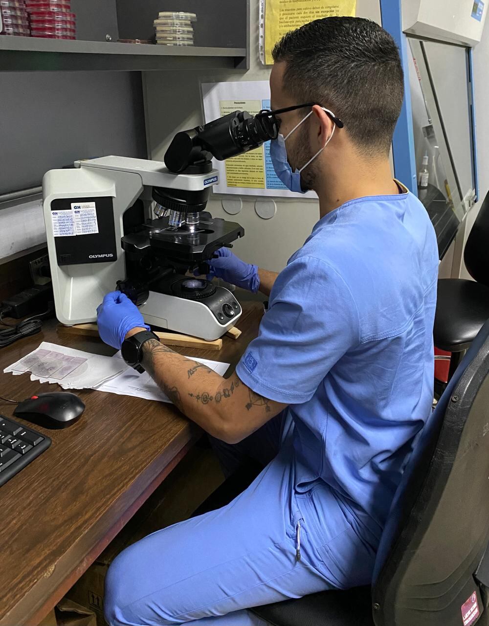 Fabricio Quirós Zúñiga, vecino de Guadalupe de Cartago, de 26 años, llegó a Noticias Repretel hace siete meses, tras su paso por medios como Monumental y Teletica, donde fue pasante.