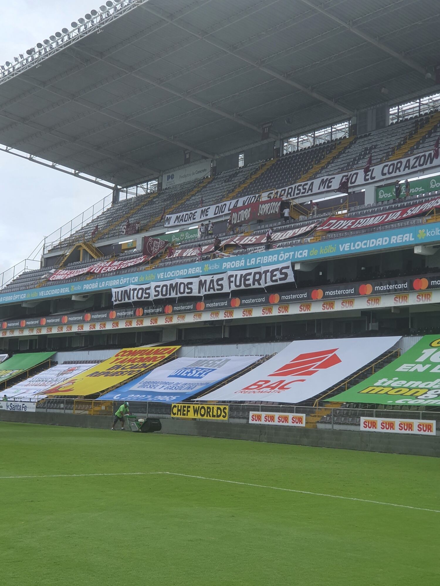 Los aficionados llenaron la cueva de mantas y pancartas con mensajes motivacionales. Cortesía.