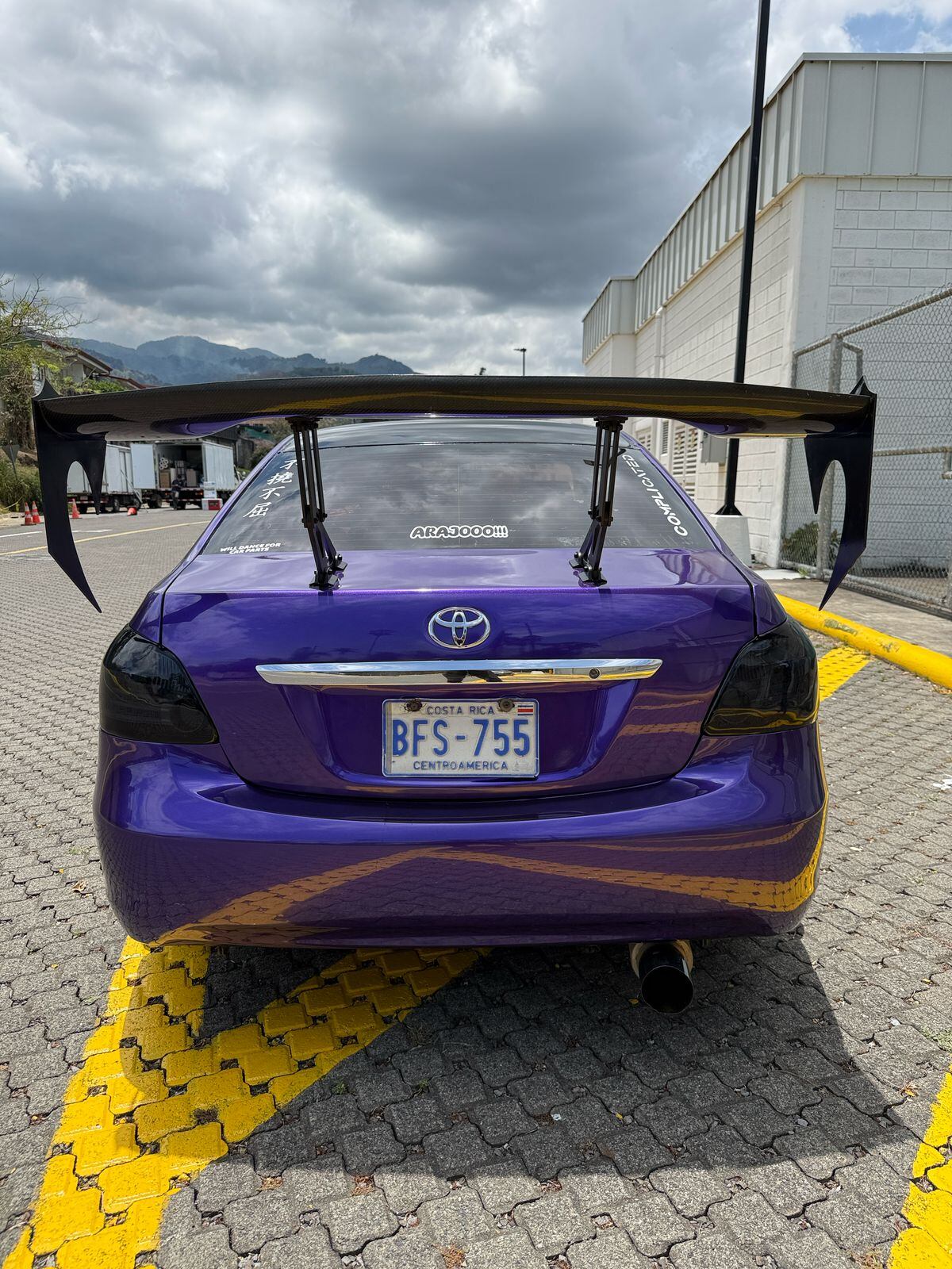 Yaris 2007, David Morales, morado intenso, chuzo de la semana