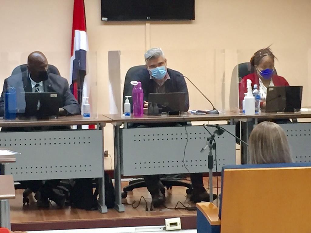 La expareja del peruano asesinado, una mujer de apellido Barton, declaró el j17 de marzo ante los jueces Headley Leonardo Smith, Mario Francisco Piedra y Dereck Doyley, en Limón. Foto: Raúl Cascante.