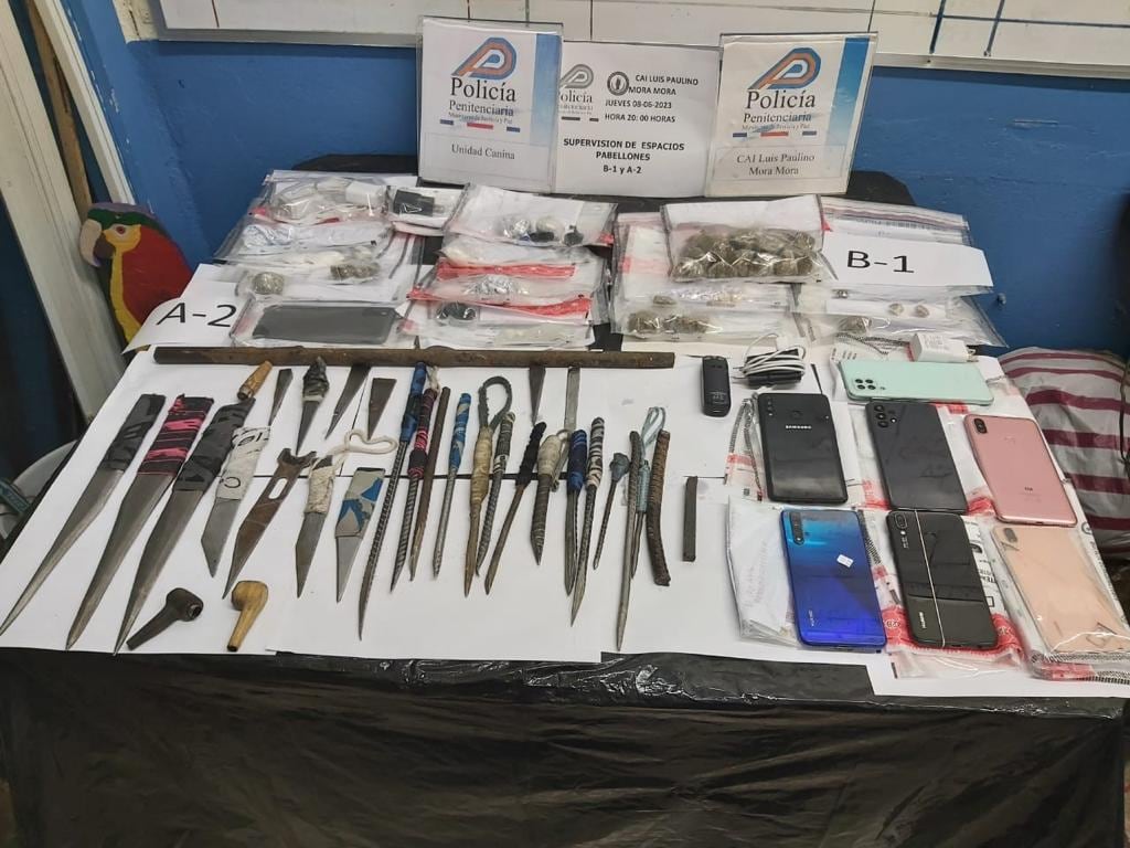 La operación policial permitió el decomiso de 27 celulares y más de 50 armas blancas. Foto Justicia.