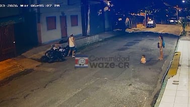 Cámara grabó la indignante acción que un hombre le hizo a una niña al tirarla a un basurero