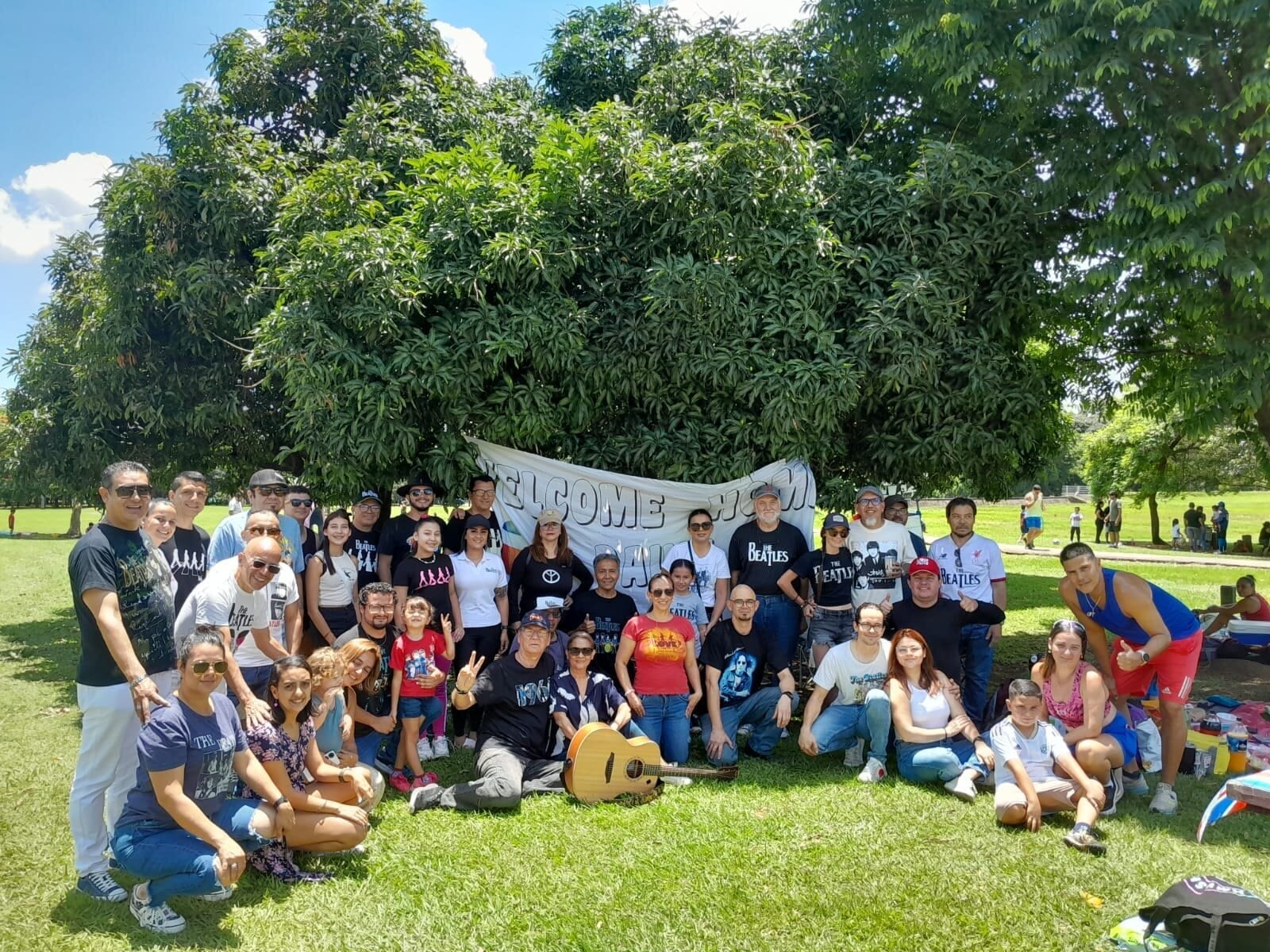 Niña que se quedaba sin merendar para escuchar a The Beatles hoy dirige un club de fans.