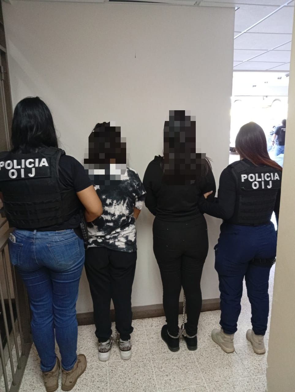 Dos mujeres y un hombre son sospechosos de conformar una banda dedicada al robo de carros mediante el bajonazo; también se les investiga por privación de libertad y abuso sexual. Foto: OIJ