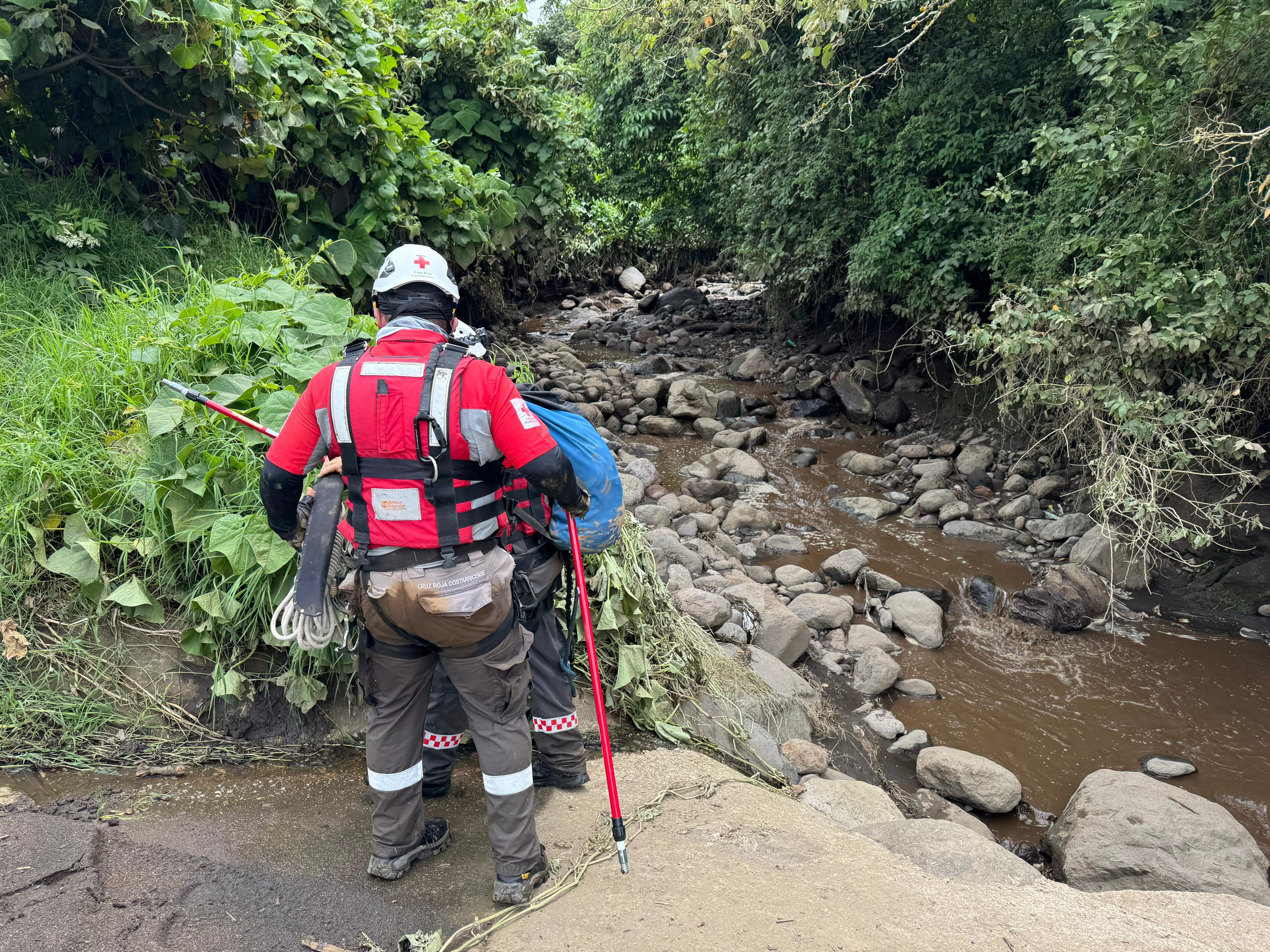 Los cuerpos de emergencia siguen buscando al motociclista desaparecido.