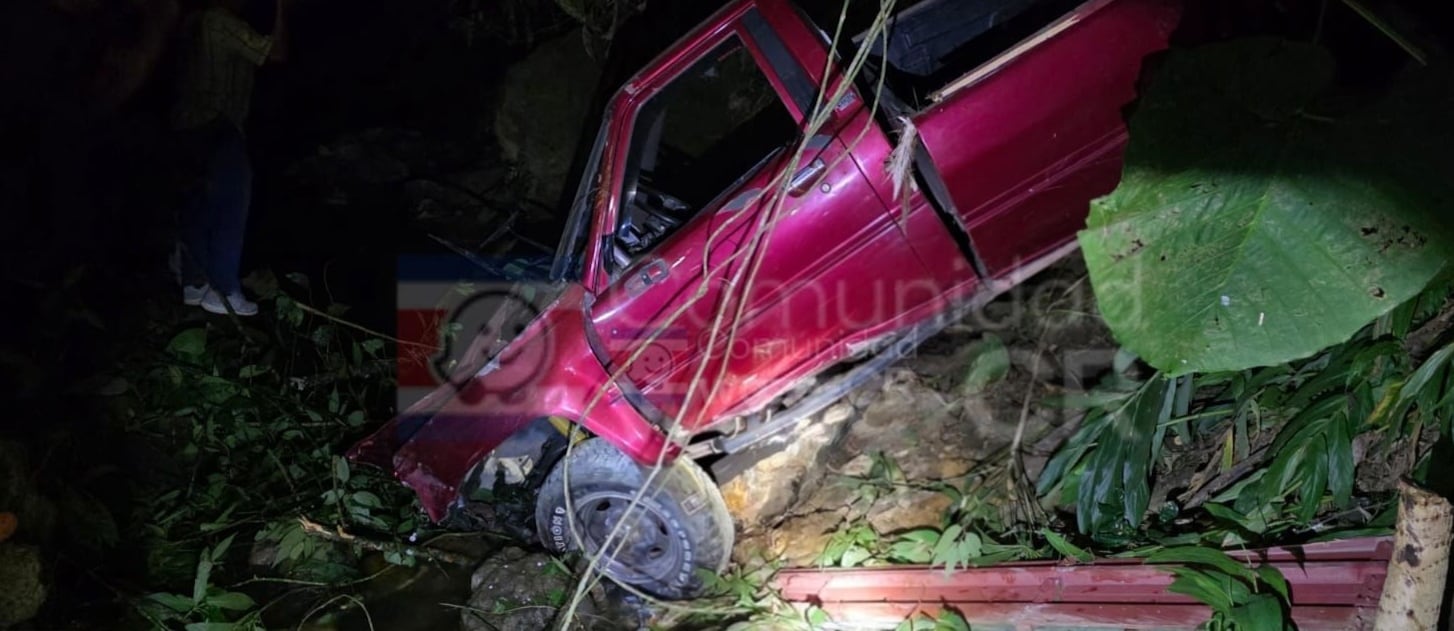 Los peones viajaban en el cajón de este pick up. Foto Waze Costa Rica.