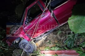 Un pick up que llevaba a 11 trabajadores en el cajón se fue a un guindo