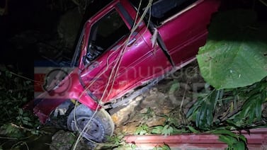 Un pick up que llevaba a 11 trabajadores en el cajón se fue a un guindo