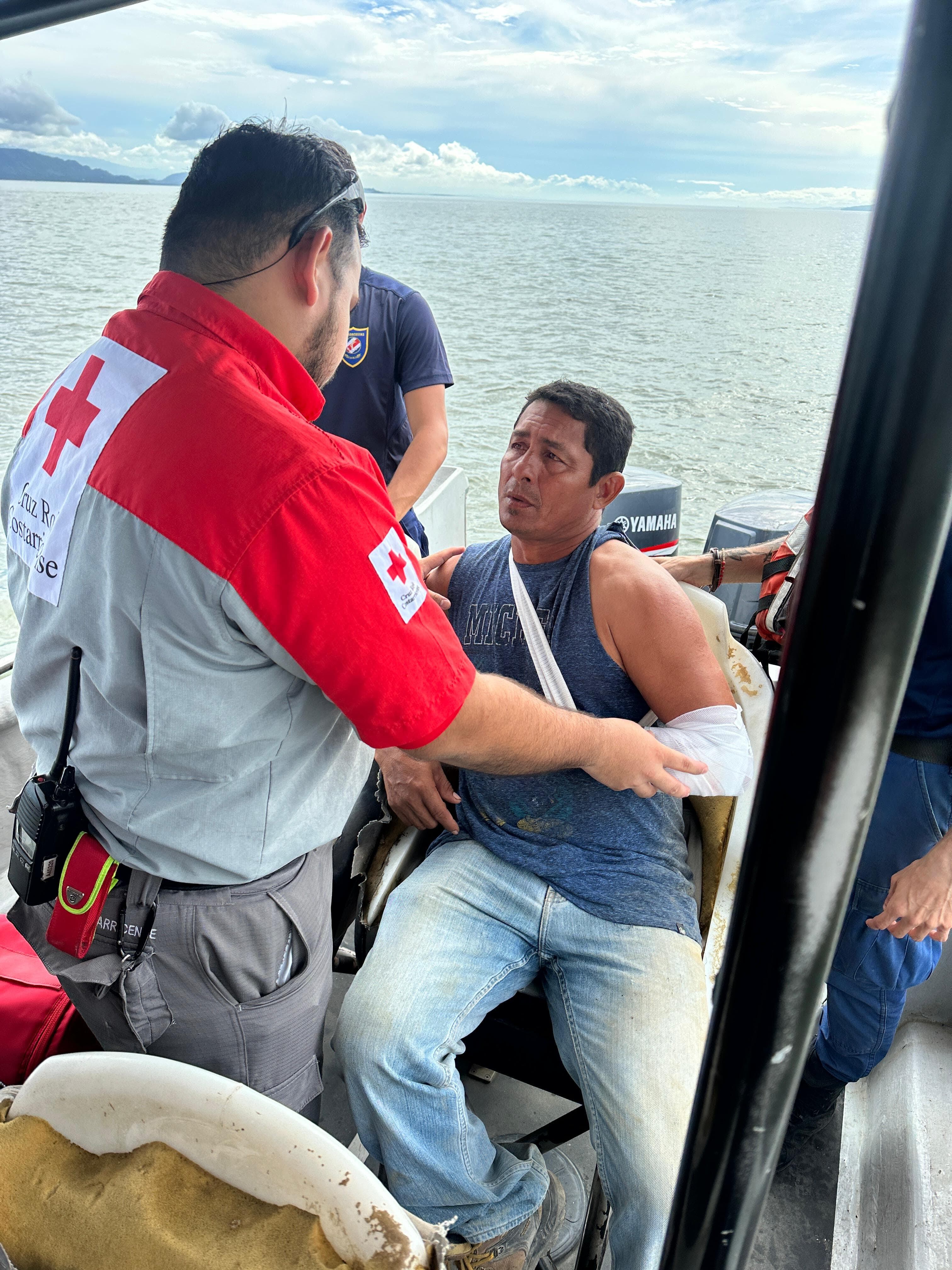 El hombre fue llevado al hospital de Puntarenas.