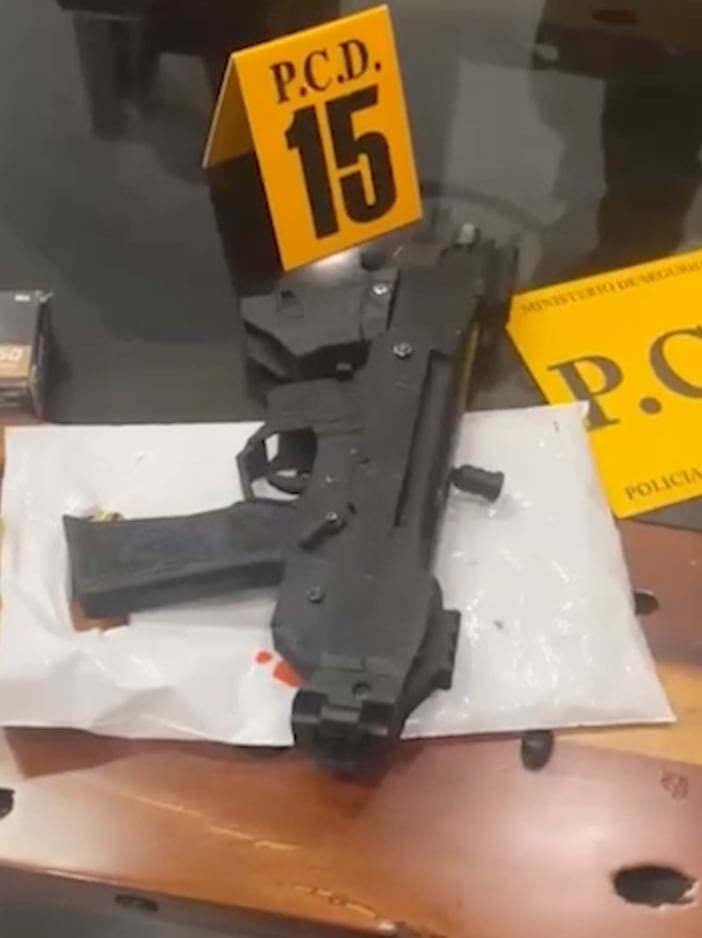 Decomiso de drogas y armas 3D en mansión en Osa