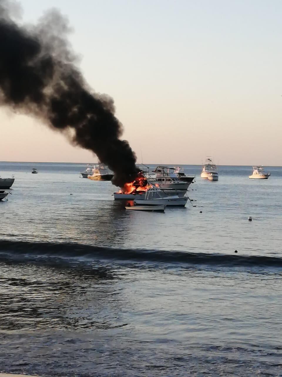 Yate es devorado por las llamas en playa Flamingo. Foto cortesía.