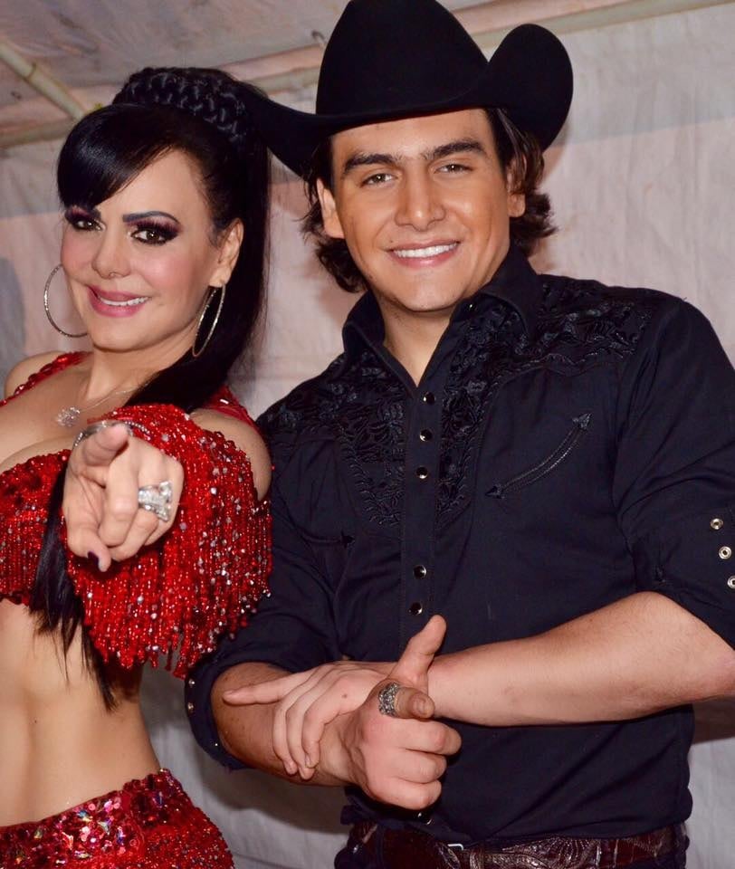Maribel Guardia señala a la cámara al lado de Julián Figueroa, quien hace el gesto de un disparo