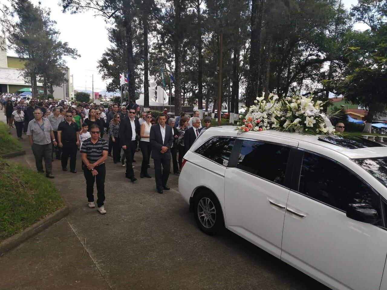 Entierro de hombre que fue asesinado en La Sabana al intentar defender a joven que era asaltada. Foto Keyna Calderón.