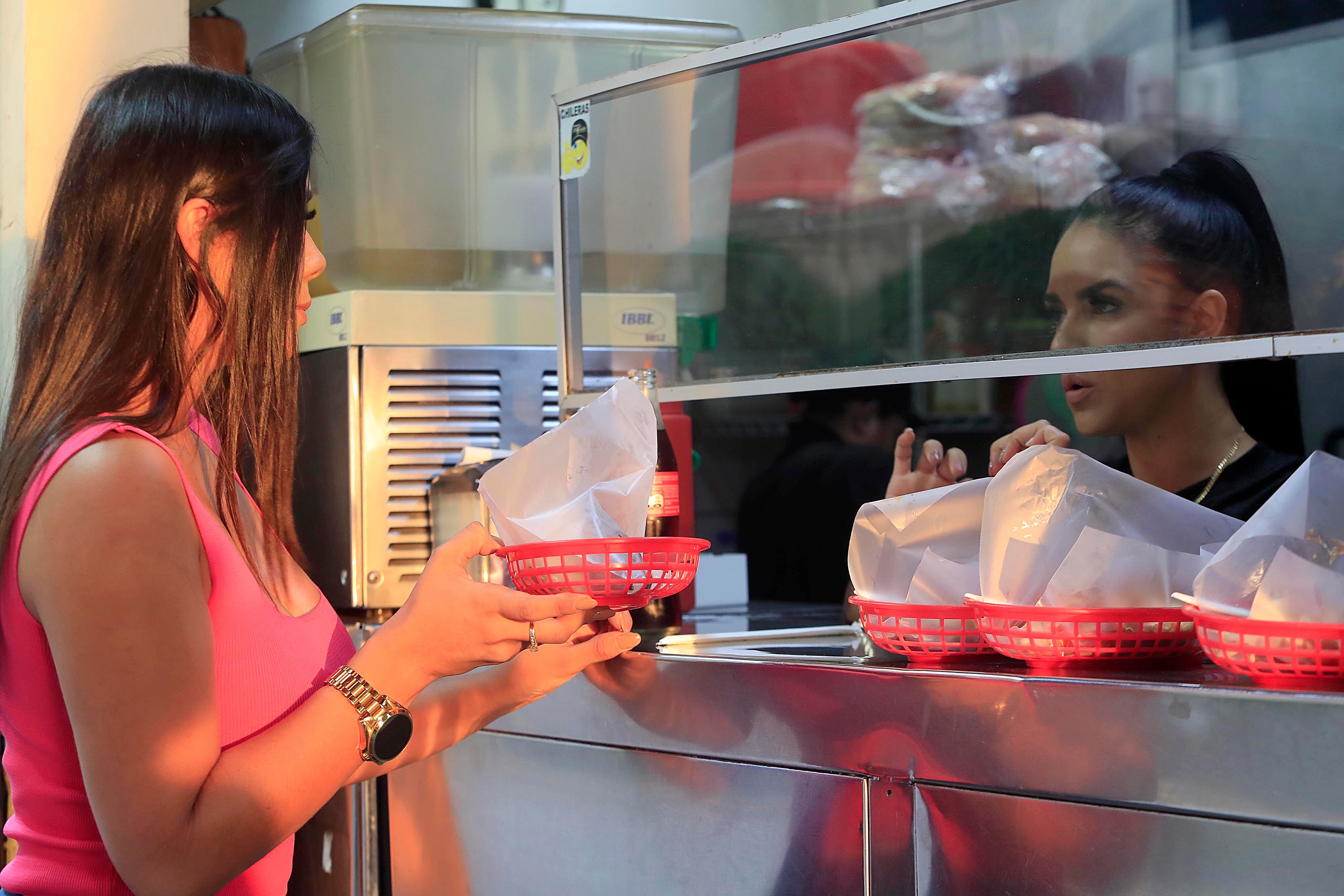 30/08/2023 San José. Soda El Frontón, frente al costado sur del OIJ, y su especialidad las empanadas, se mantiene vigente desde 1948. Aunque preparan casi todo tipo de comidas rápidas, sin duda son las empanadas su carta de presentación. Son tan buenos que muchos llegan, las piden y ahí mismo en la acera, de pie, las degustan.