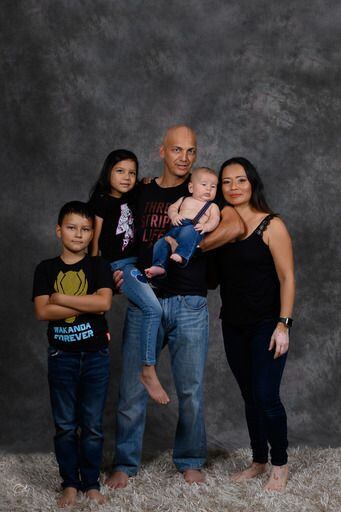 David Zúñiga Umaña es un bombero de 47 años de Pérez Zeledón que sufre de un tumor maligno que por más que lo operan vuelve a salir. Está casado con Marjorie Elizondo Porras y tienen tres hijos. En la foto con sus hijos Isaac, Lucia e Ismael (el bebé)