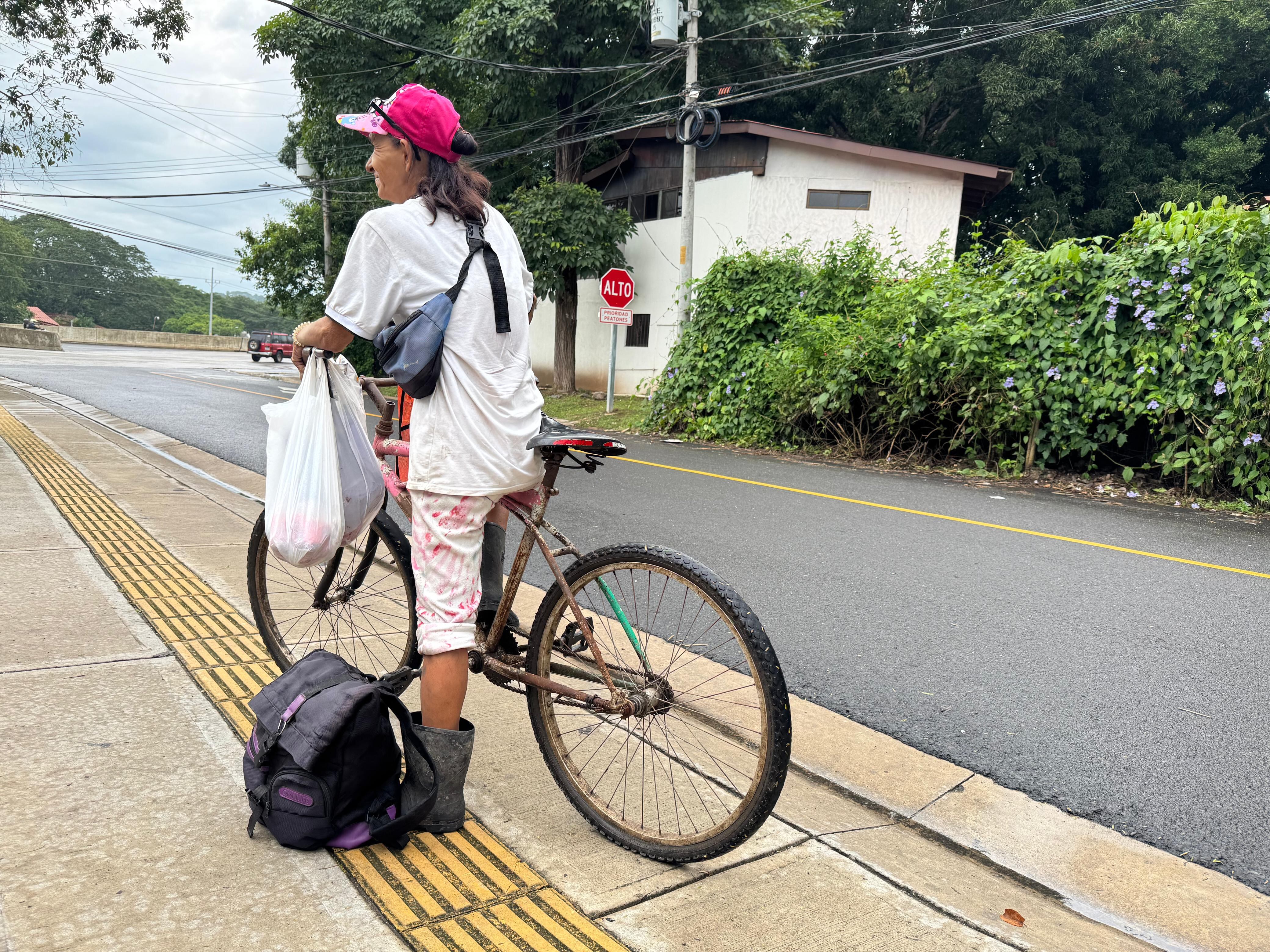 Darling sale todos los días a las 6 a.m., a ofrecer sus productos.