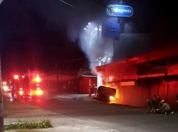 El carro se quemó luego de chocar violentamente contra un poste.