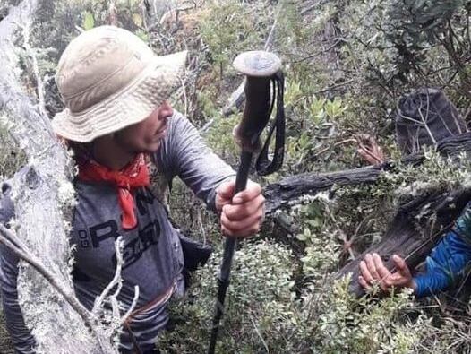 Este bastón de montañismo, hallado cerca de Ventsiqueros, es el que usaba Marialis Blanco cuando desapareció. Fue hallado poco después de las 9 a. m. y es lo único encontrado hasta ahora. Foto: suministrada por Mario Cordero.