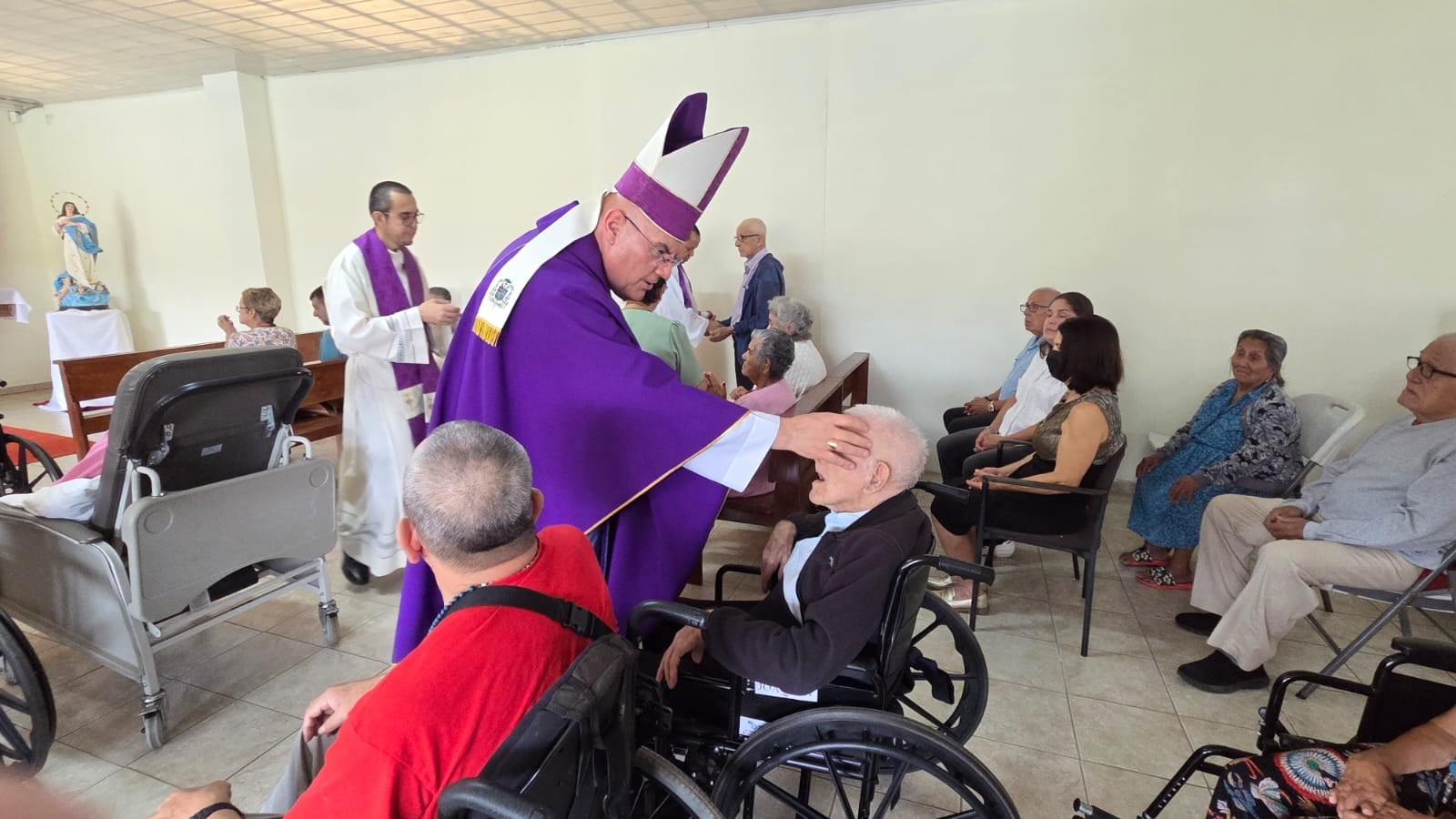 Durante la misa y unción de los enfermos que realizó monseñor José Manuel Garita, obispo de Ciudad Quesada, en el sancarleño Hogar de ancianos San Vicente de Paul, el sacerdote invitó a todos los católicos a que “no tengamos miedo de acercarnos al dolor ajeno”.