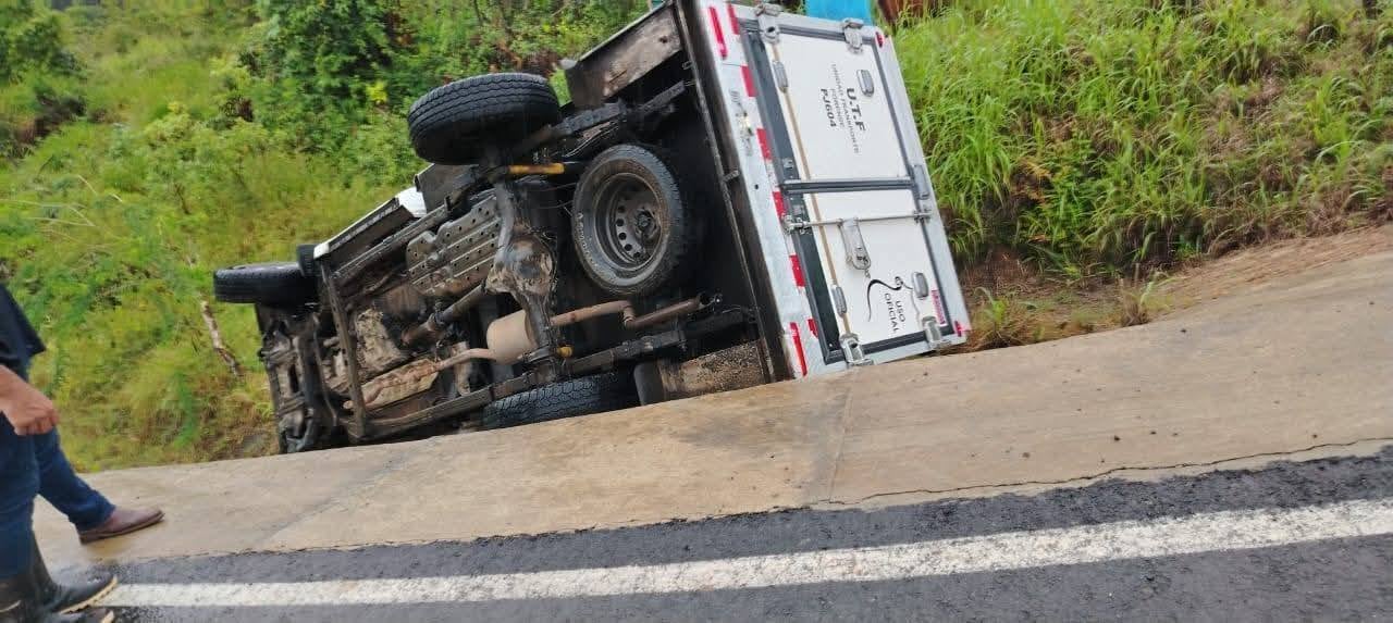 Morguera del OIJ vuelca cuando iban a entregar cuerpo a una familia en San Vito de Coto Brus, zona sur. Foto: Tomada de Puriscal Informa