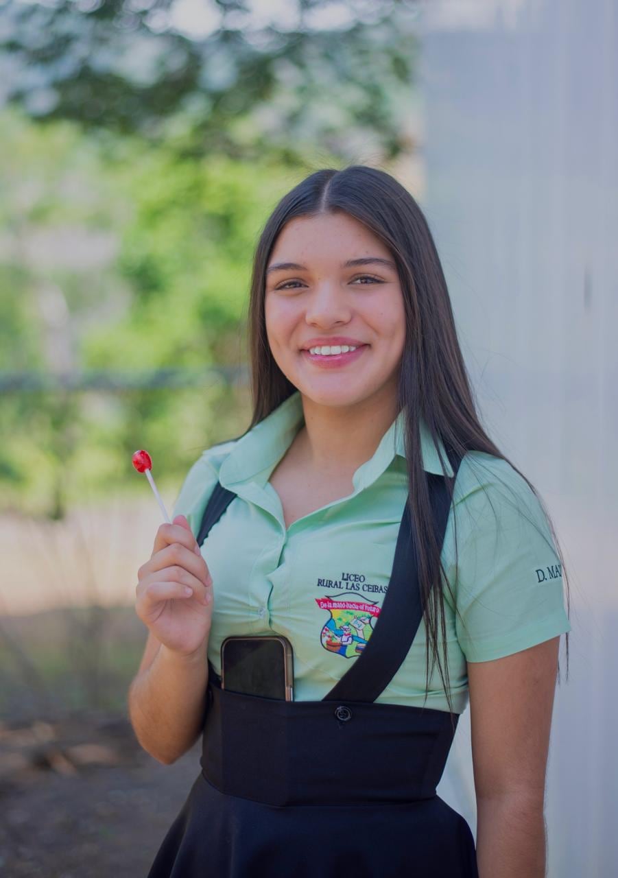 En Gravilias de Acosta, un pueblo rural al pie del cerro Dragón, rodeado de cafetales, ganado y cítricos, creció Deylin Masís Chinchilla, una joven de 17 años que se convirtió en orgullo nacional al obtener 900 puntos, la nota máxima, en el examen de admisión de la Universidad Nacional (UNA) para el ingreso 2026