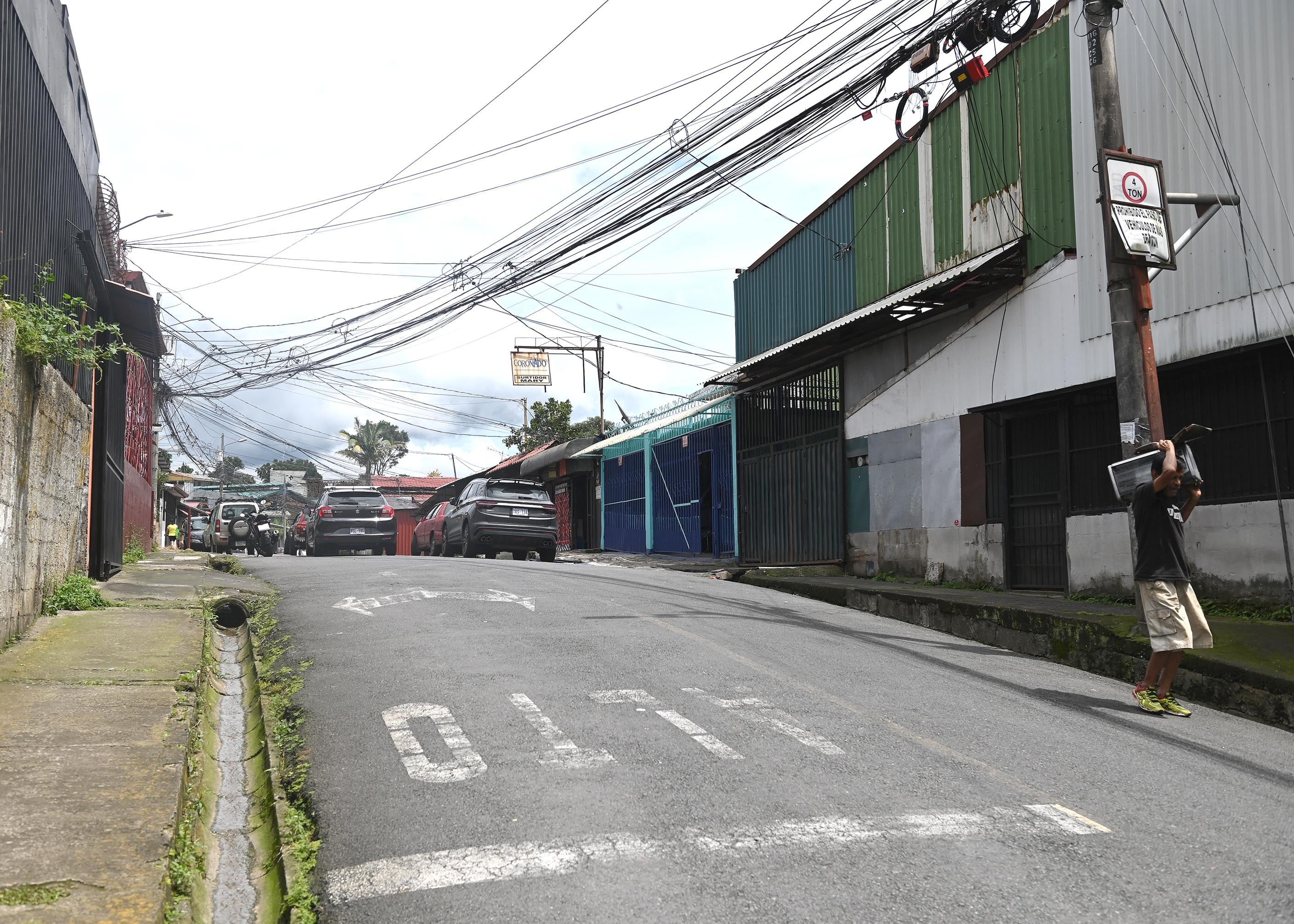 30 de setiembre del 2025. Purral de Guadalupe. 09:00 hrs. Seguimiento al caso del niño Leandro Mangas (5) quién fue arrastrado el pasado viernes 26 de setiembre por una corriente de agua que lo hizo caer en una alcantarilla cuando regresaba con su madre y hermanos del albergue infantil Los Pollitos ubicado a poco mas de 100 metros de su vivienda. En la foto: Funcionarias de la CCSS visitaron a la madre de Leandro. Foto: Albert Marín