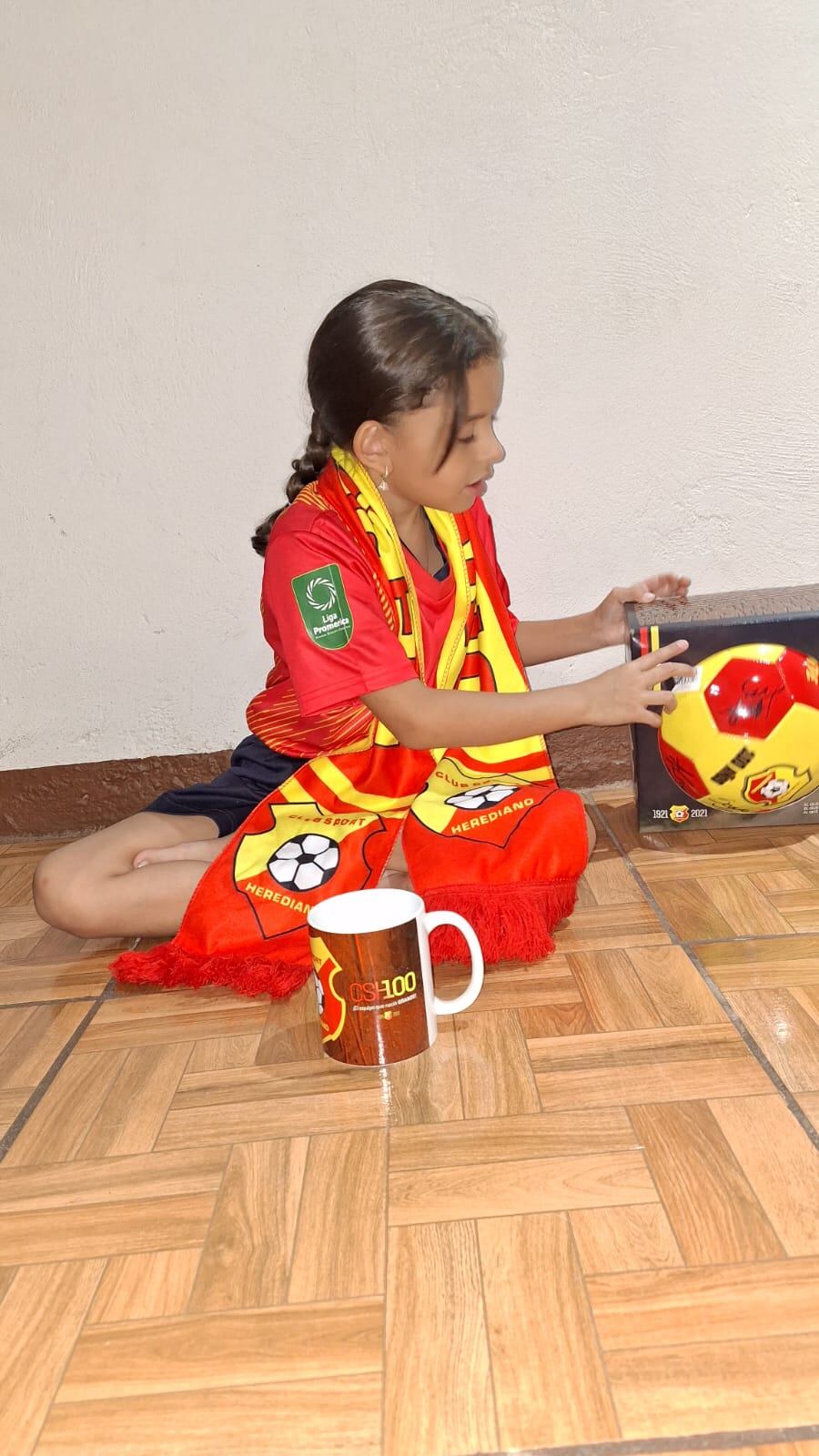 Allisson Rodríguez, niña aficionada al Herediano, fue al Morera Soto con sus papás manudos