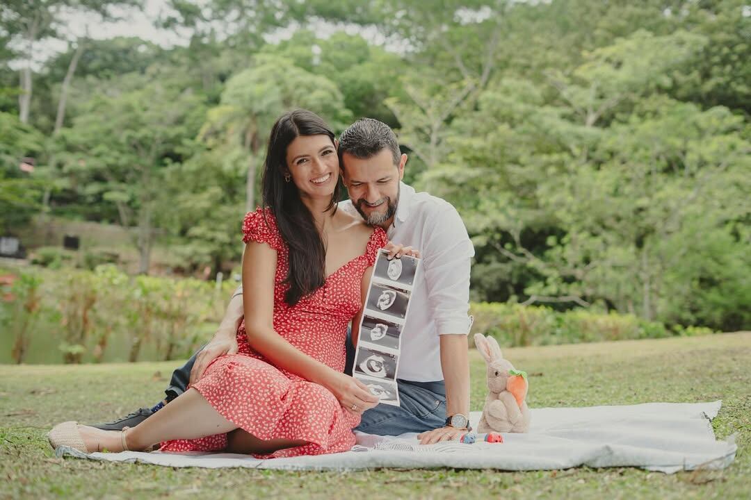 Carolina Monge y su esposo Víctor Barrantes están a la espera de su primer hijo. Ella es periodista de Buen día de Teletica.