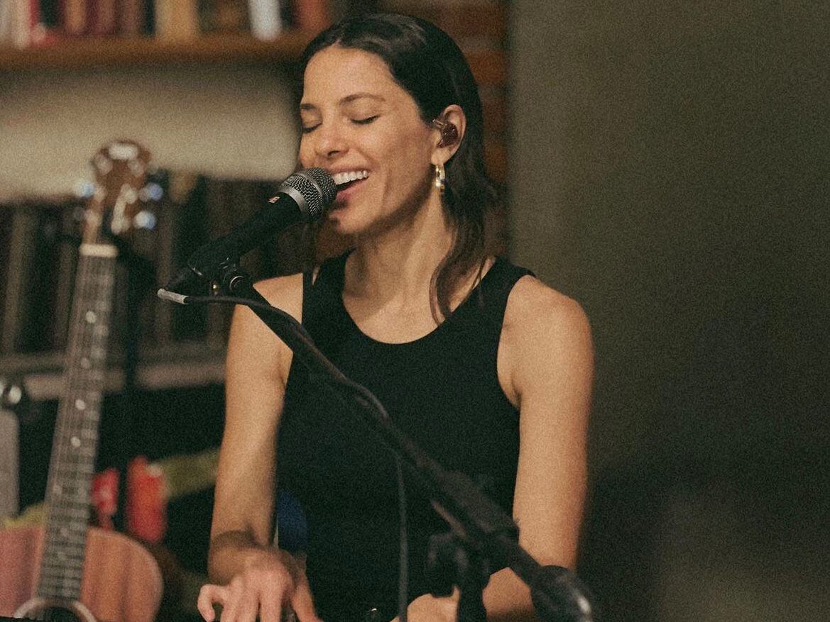 La artista Debi Nova estrenará su nuevo álbum