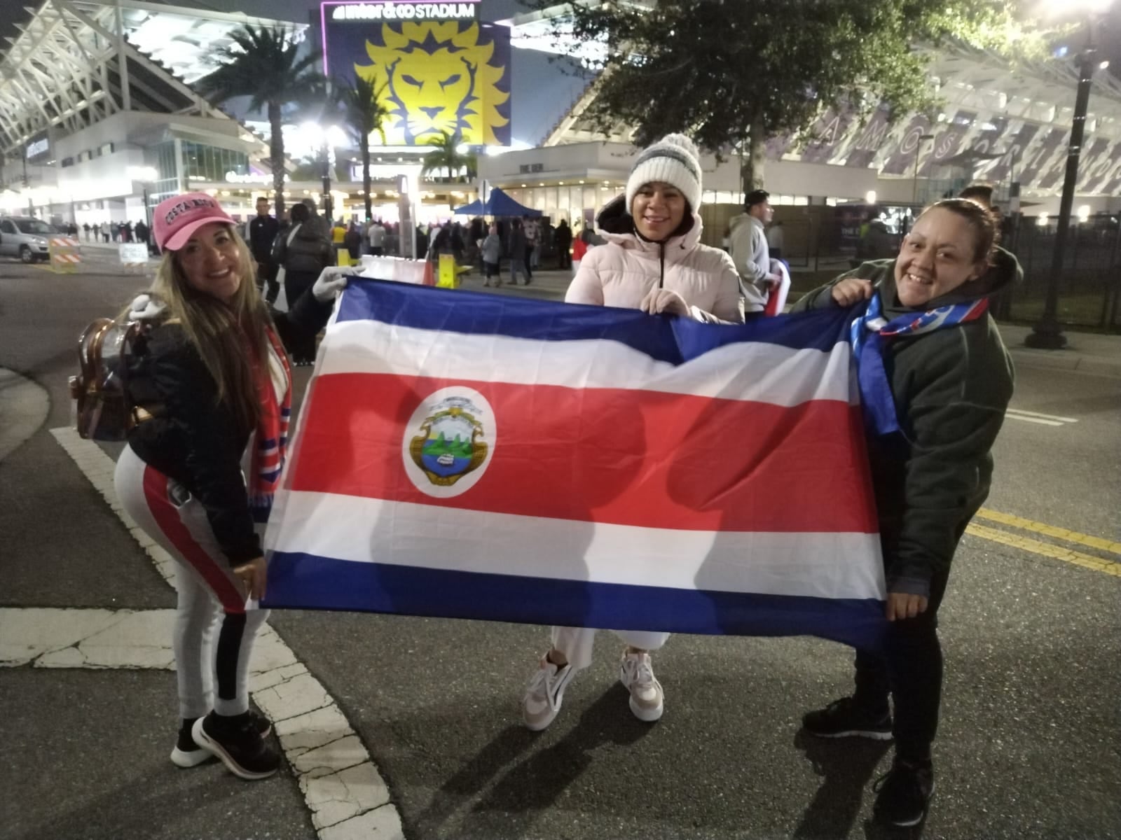 Los ticos llenaron de color, ambiente, comida y fiesta las afueras del estadio en Orlando, Florida previo al partido entre Costa Rica y Estados Unidos. Foto: Eduardo Vega