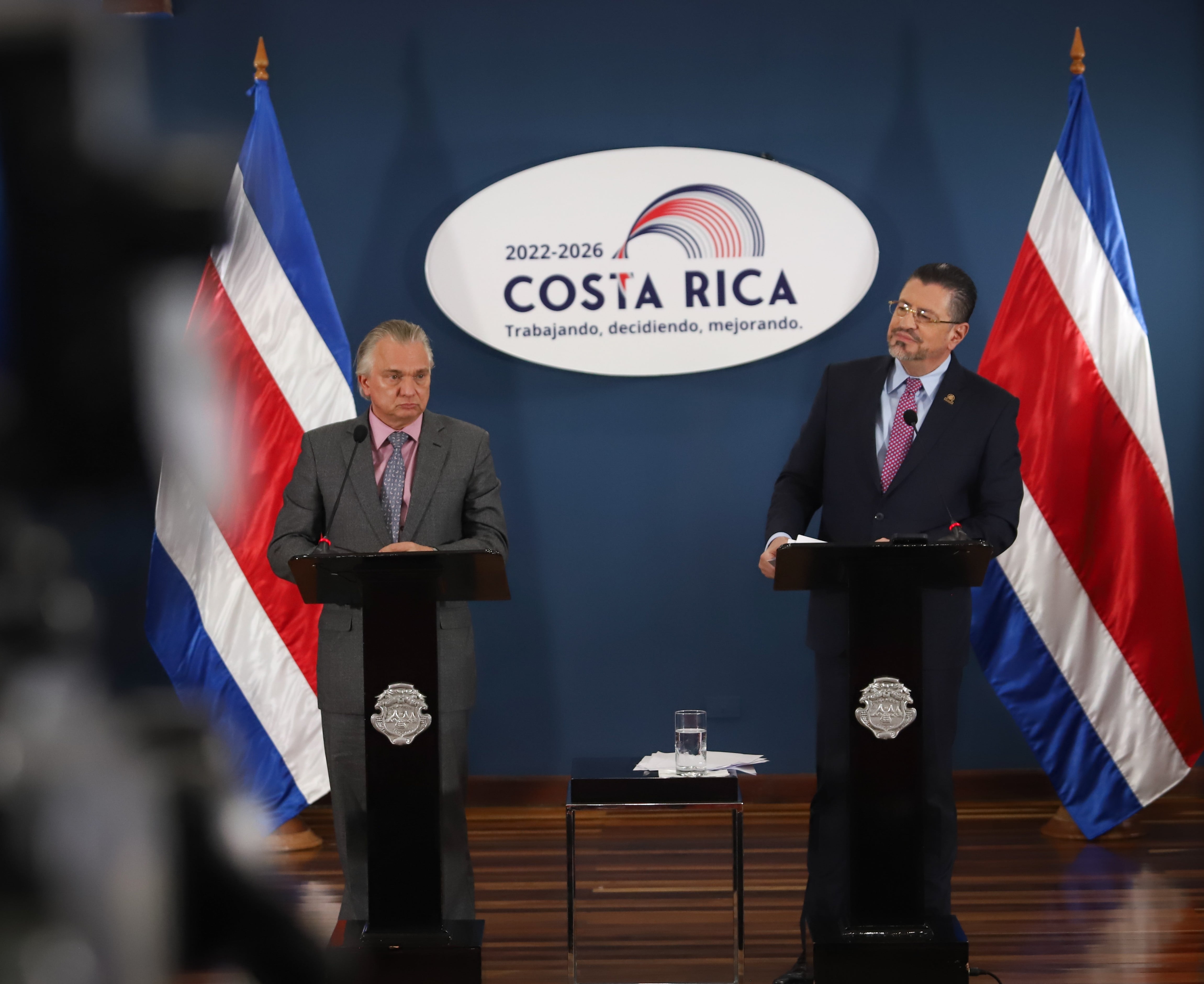 El canciller Arnoldo André Tinoco junto al presidente de la República, Rodrigo Chaves Robles, tras la conferencia de prensa posterior al Consejo de Gobierno del 23 de agosto del 2023. Foto: Casa Presidencial