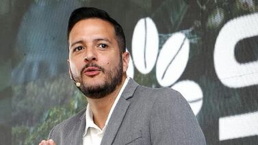 Max Barberena reta a aerolínea luego de que una de sus pilotos hablara malísimo de los ticos