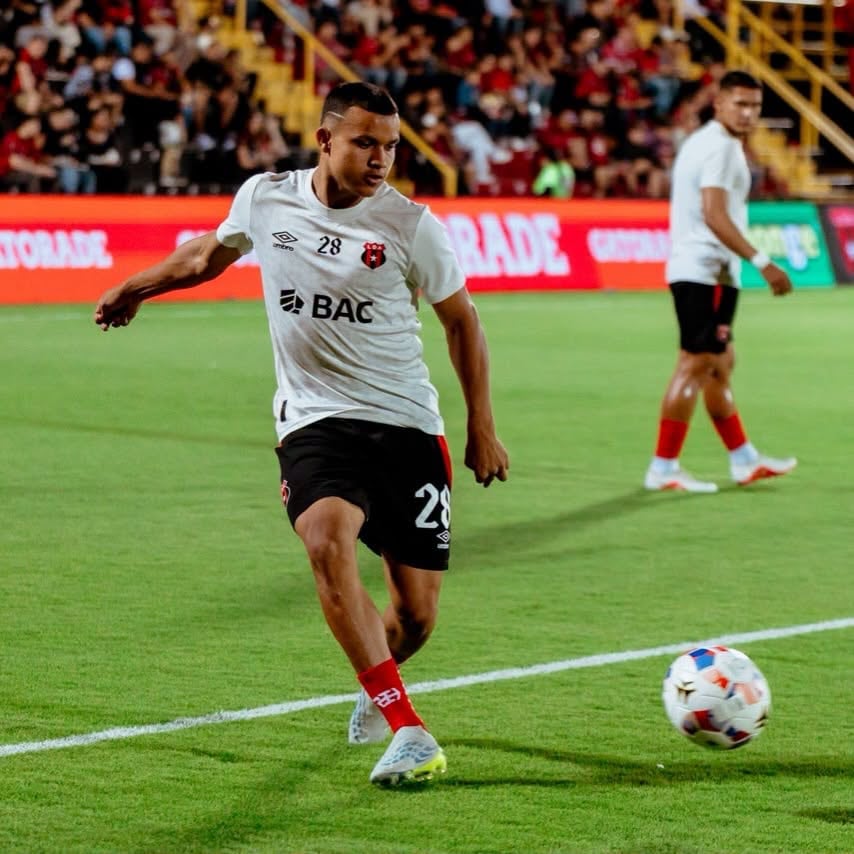 Yerlan Sosa llegó del semillero rojinegro para quedarse como titular en el primer equipo de Alajuelense.