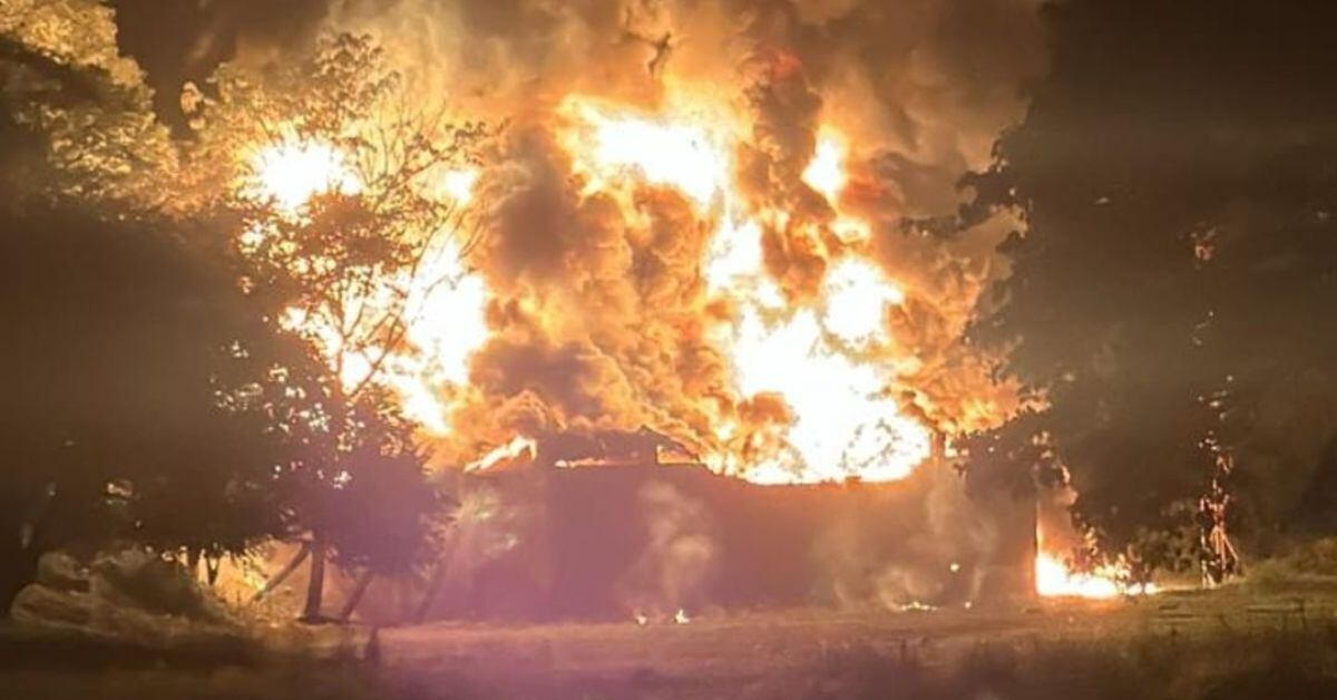La estructura de 1500 metros cuadrados contiene, en apariencia, diésel en su interior. (Foto: suministrada por Andrés Garita, corresponsal GN)
