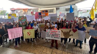 Estudiantes sordos se manifiestan frente a la oficina de la ministra de Educación