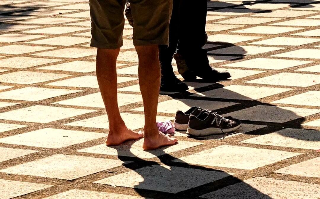 Mauricio Villalobos fundó en el 2017 Chepe se Baña para ayudar a las personas que no tienen hogar y duermen en las calles del país.